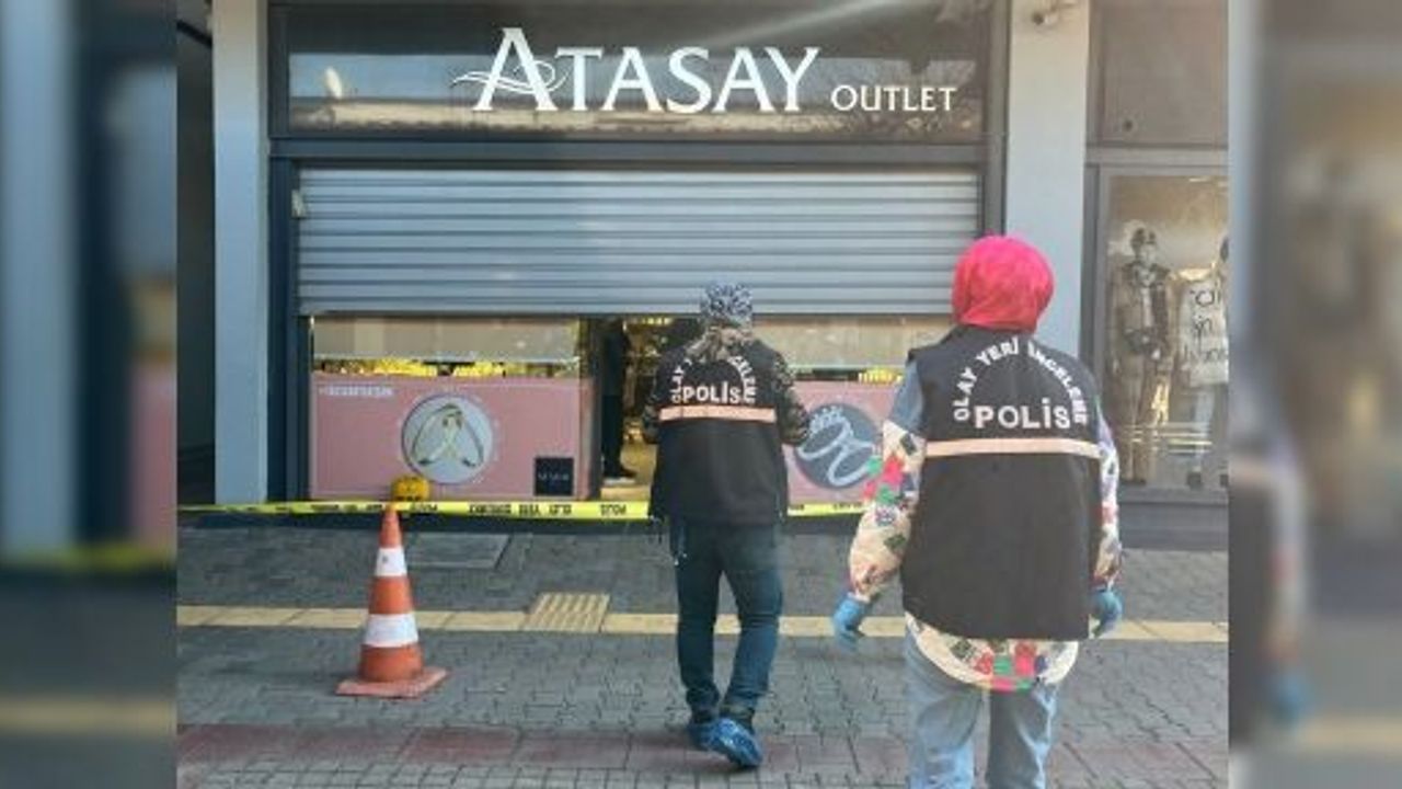 AVM'DE ÜNLÜ KUYUMCUYA AKILALMAZ SOYGUN: ÇATIDAN GİRDİLER