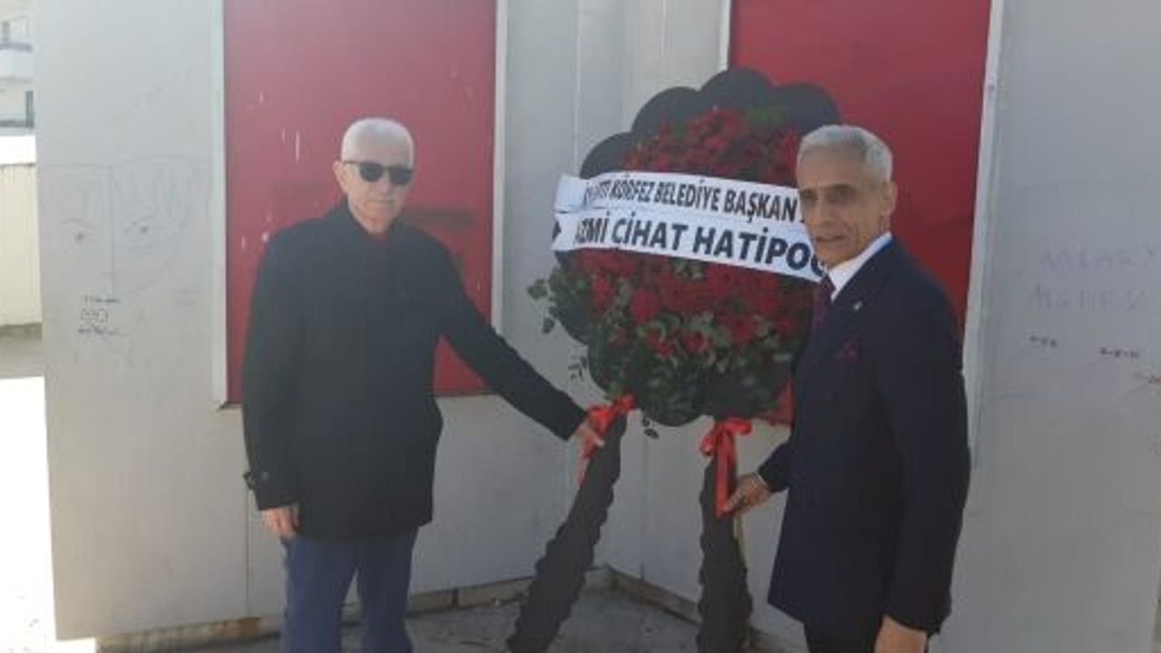 Deprem Anıtının Mimarı İle Birlikte Çelenk Koydular.