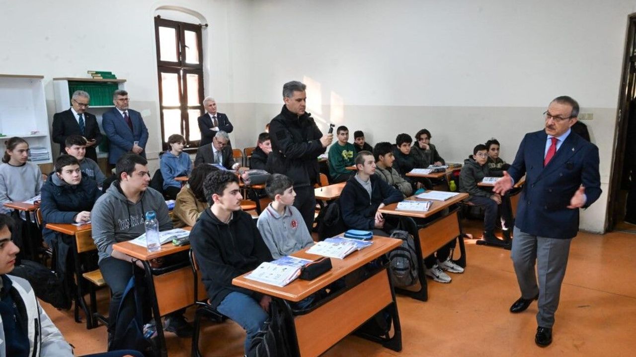Vali Yavuz, İzmit İmam Hatip Lisesi Öğrencileri ile Bir Araya Geldi