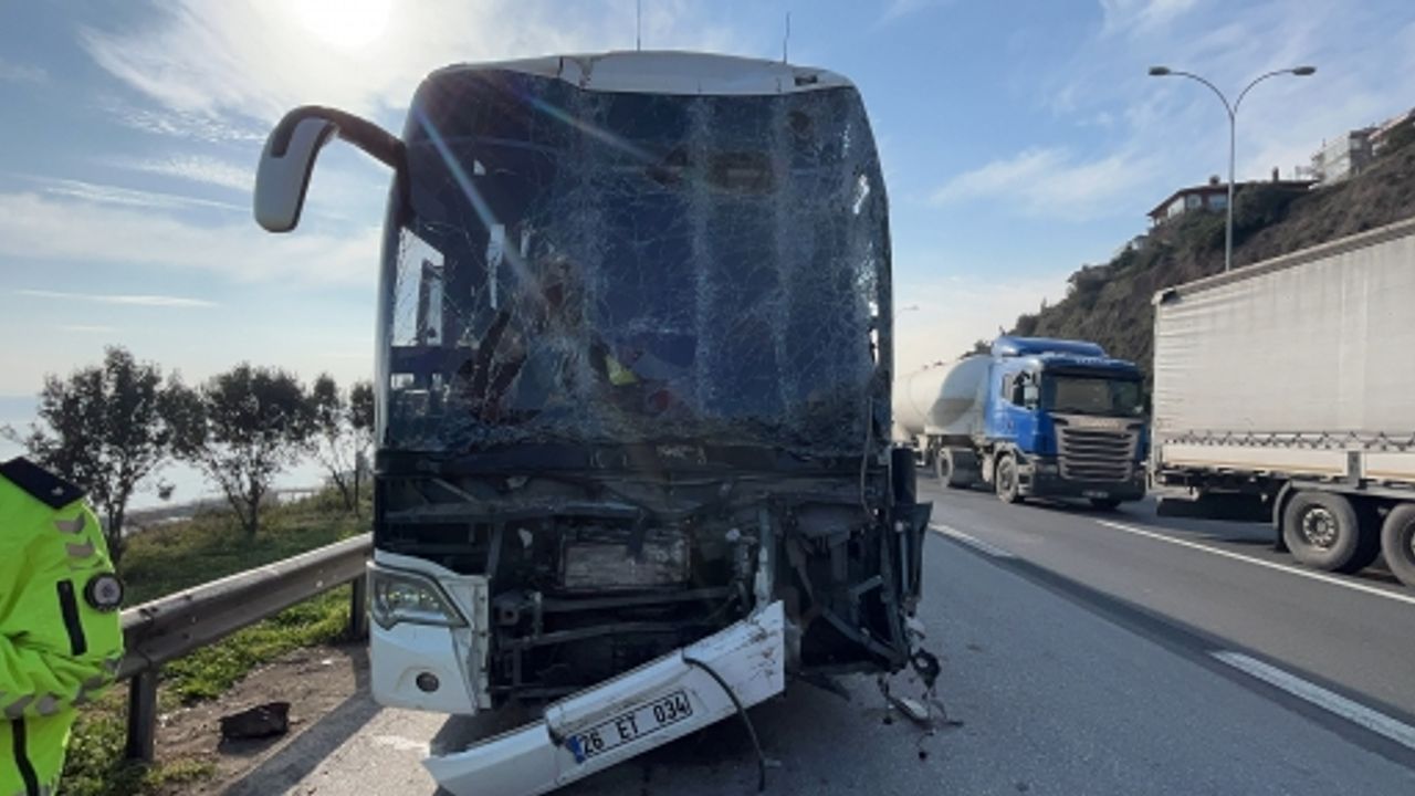 TEM’DE YOLCU OTOBÜSÜ, TIR VE HAFİF TİCARİ ARAÇ ÇARPIŞTI : 1’İ AĞIR 9 YARALI