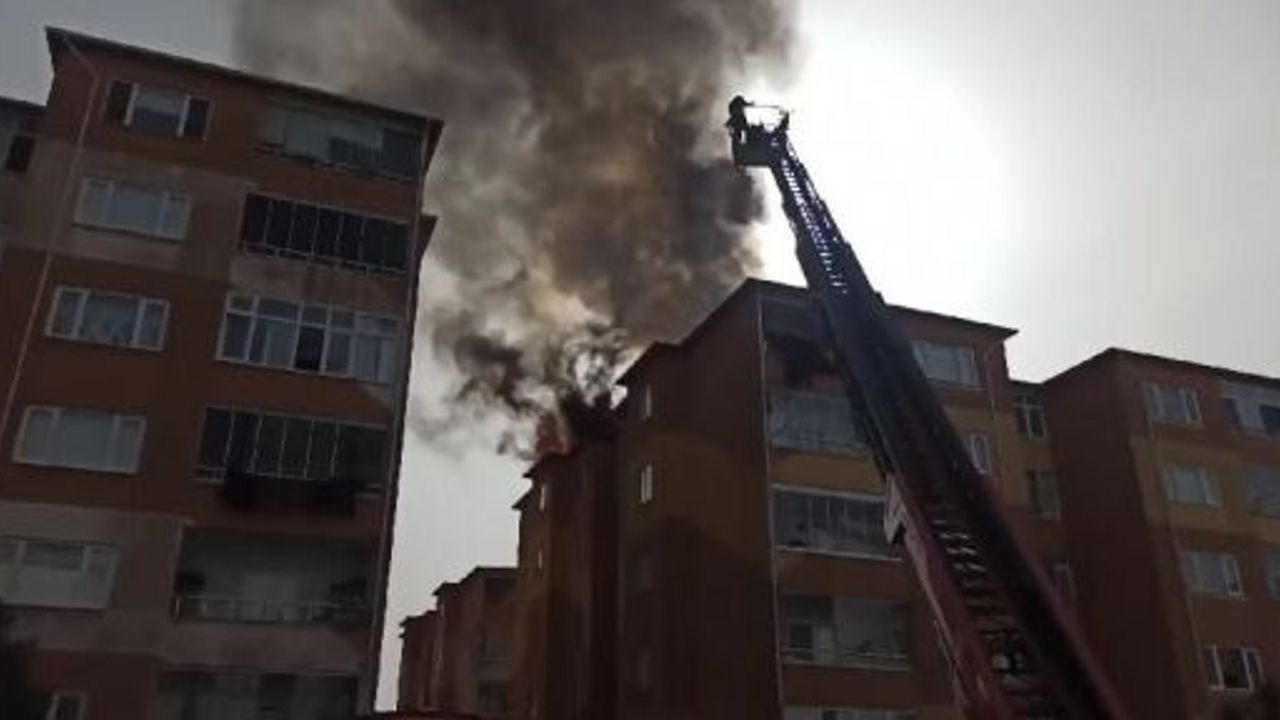  7 Katlı Apartmanın Çatısı Alev Alev Yandı -