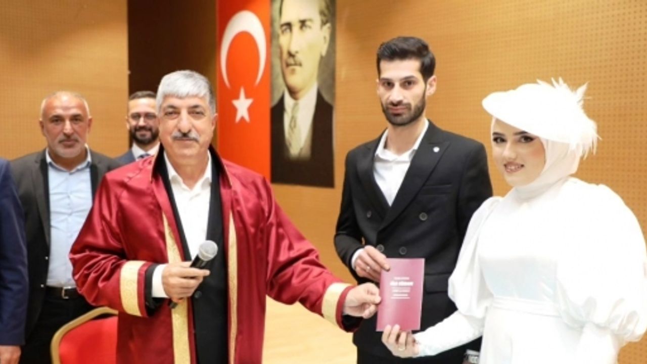 Başkan Ömeroğlu İlk Resmi Nikahı Kıydı