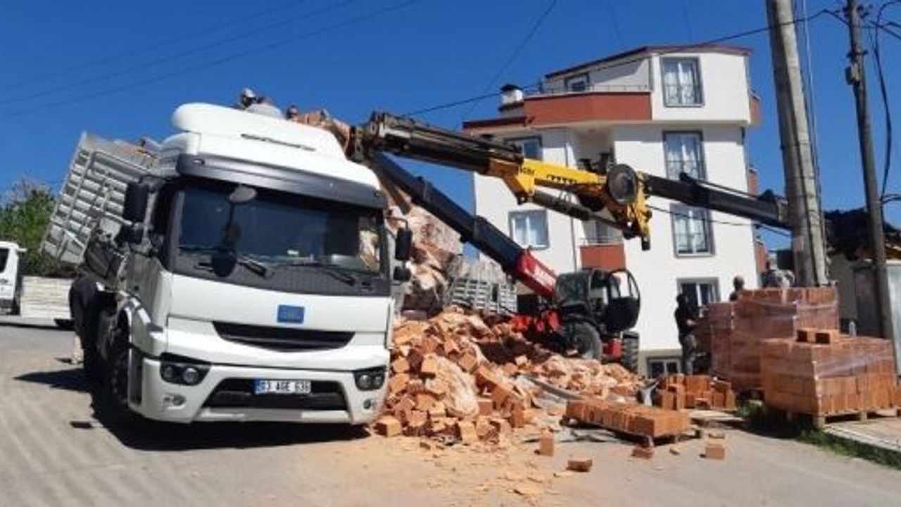 Tuğla Yüklü Kamyon Köşeyi Dönemeyince Yan Yattı