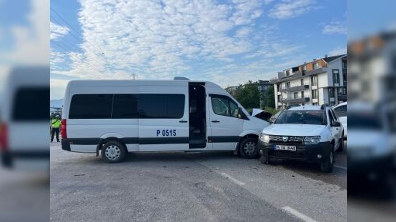 İŞÇİ SERVİSİ İLE CİP ÇARPIŞTI: 7 YARALI