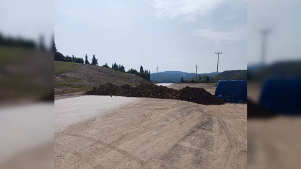 MÜTEAHHİT YOLU TOPRAKLA KAPATINCA SÜRÜCÜLER EVLERİNE GİDEMEDİ