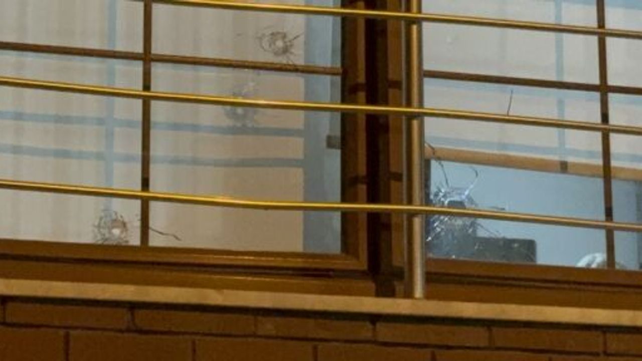 Ölümle Burun Buruna Kalan Kişi Dehşeti Yaşadı: Kurşunlar Oturma Odasında İsabet Etti