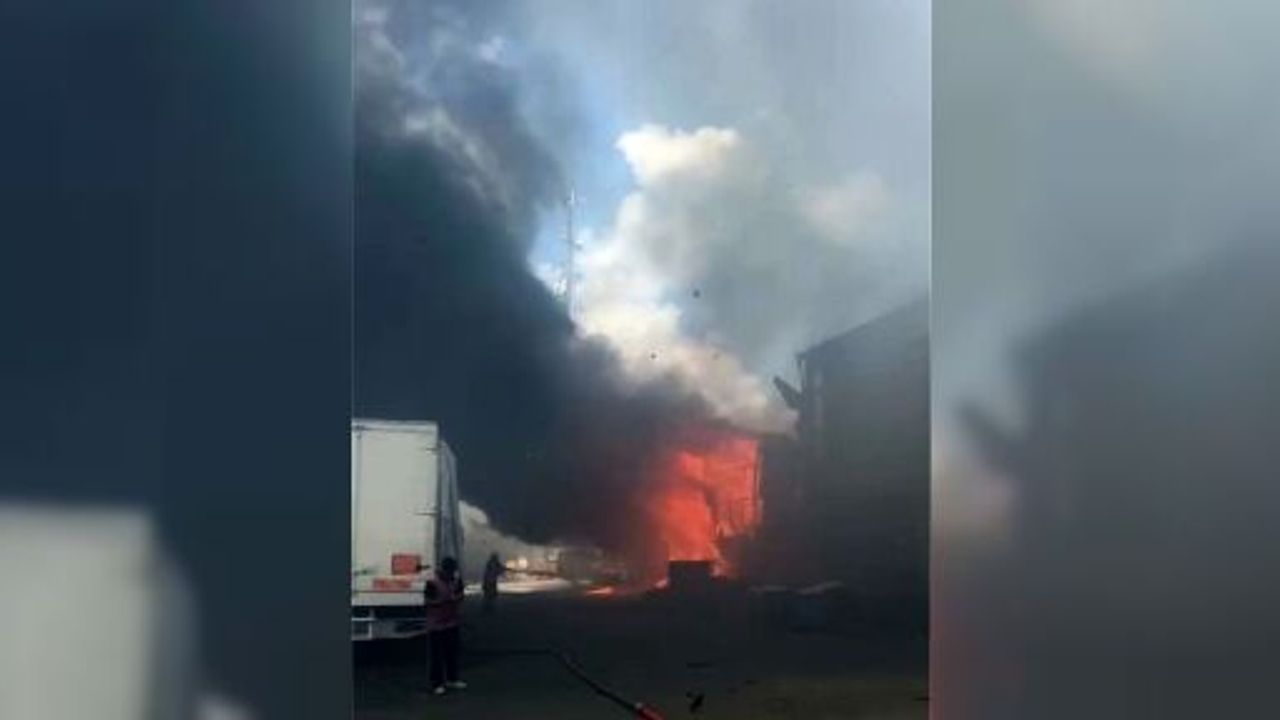 Gebze'de Fabrika Alev Topuna Döndü: Bölgeye Çok Sayıda Ekip Sevk Edildi