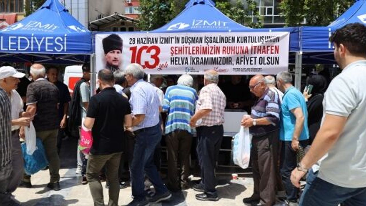 İzmit Belediyesi Kurtuluşun 103’üncü Yıldönümünde Şehitler Anısına Helva Dağıttı