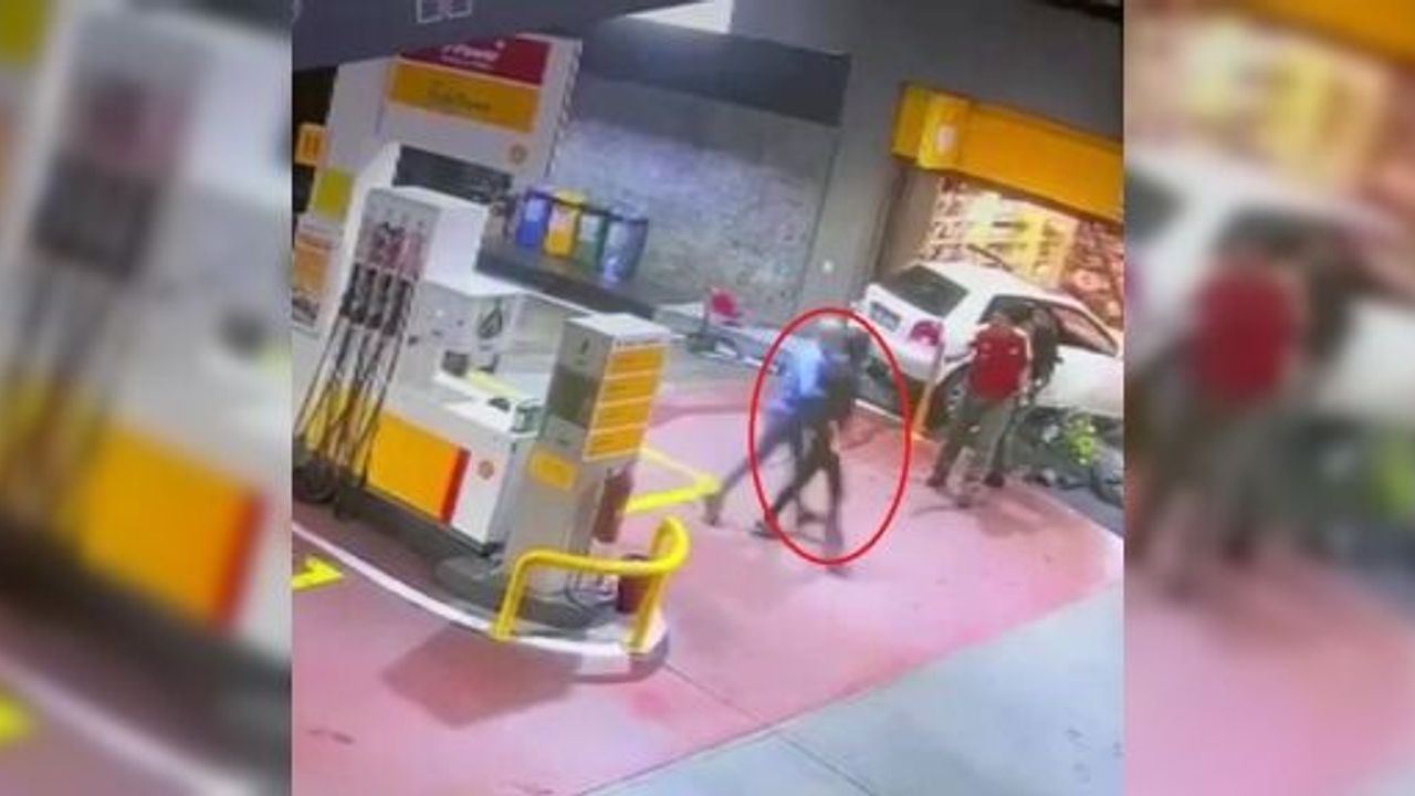 ÖNCE OTOMOBİLİYLE EZMEYE ÇALIŞTI, YETMEDİ BIÇAKLA KOVALADI..!