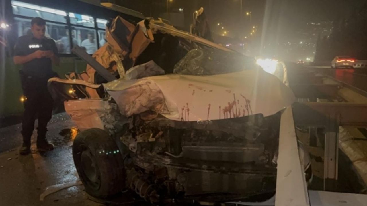 OTOMOBİL KAZADA KAĞIT GİBİ EZİLDİ: 4 YARALI