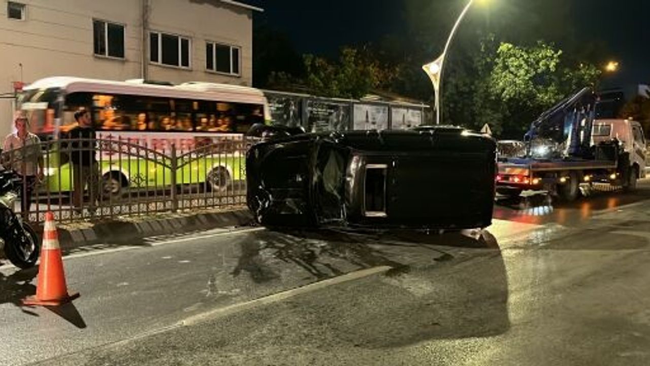 OTOMOBİLLE ÇARPIŞAN CİP KALDIRIMDA YÜRÜYEN GENÇLERİN ARASINA DALDI: 2 ÖLÜ
