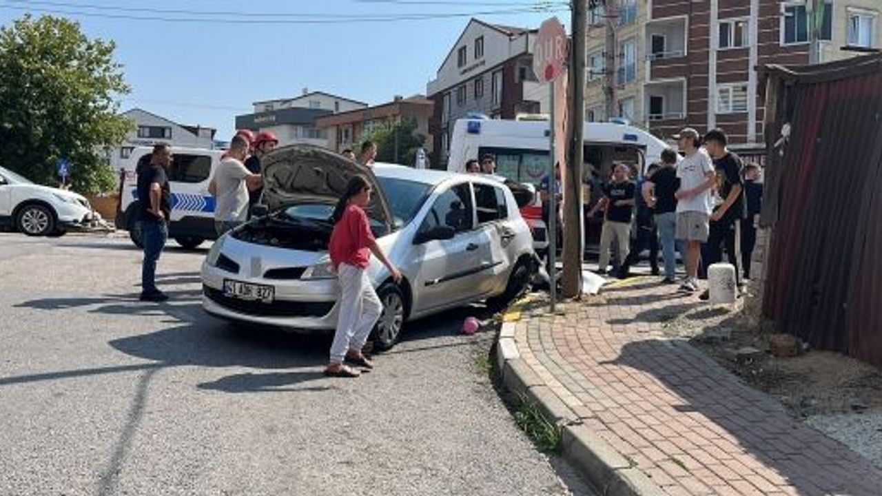 KAVŞAKTA KAZA YAPAN OTOMOBİL ORTALIĞI BİRBİRİNE KATTI: 2’Sİ YAYA 4 YARALI