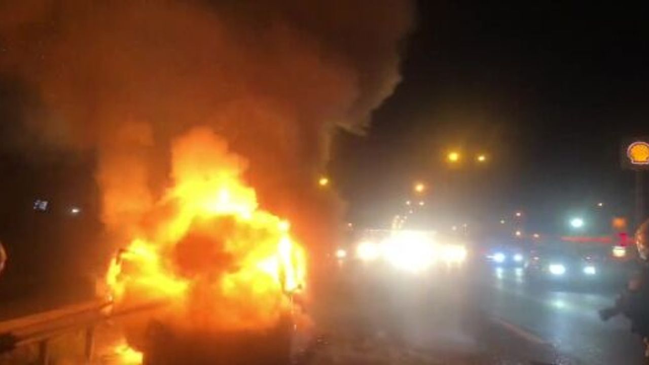 Seyir Halindeki Araç Alev Topuna Döndü