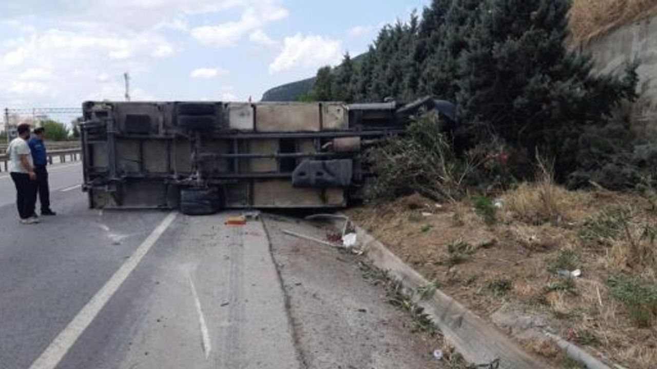 Sürücüsünün Uyuduğu İddia Edilen Kamyon Devrildi