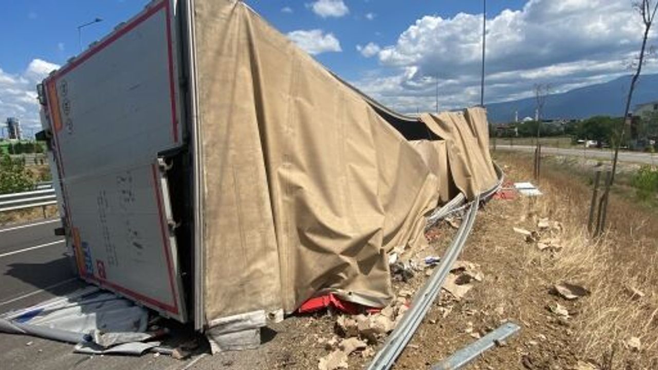 Virajı Alamayan Kağıt Rulo Yüklü Tır Devrildi: 1 Yaralı