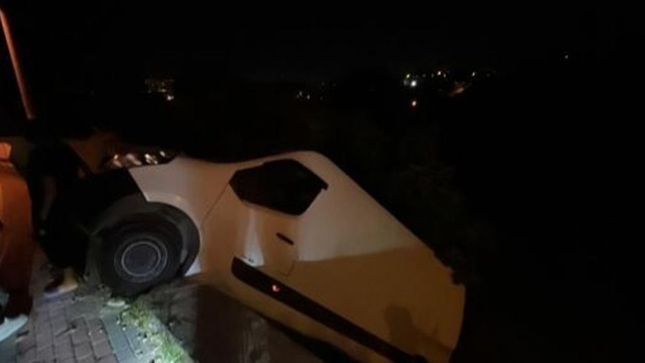 FRENİ BOŞALAN ARAÇ 2 METRELİK YÜKSEKLİKTE ASILI KALDI