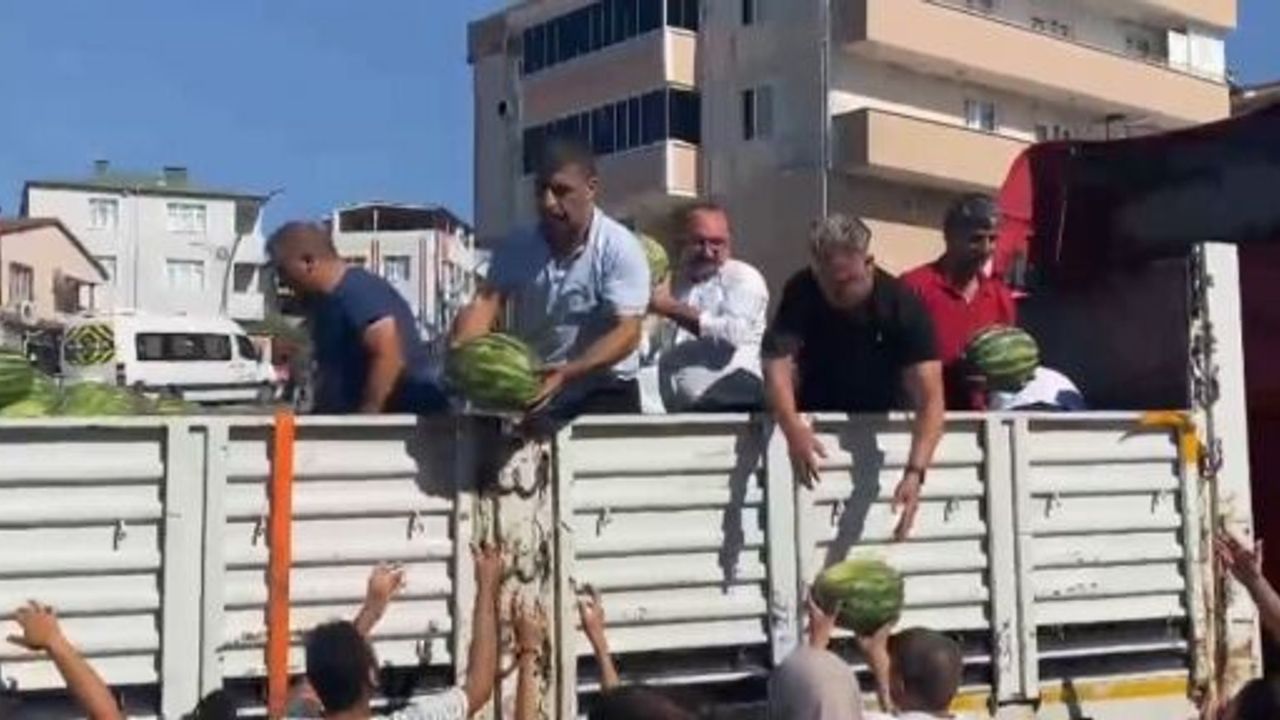 Mahalleliye Karpuz Dağıtıldı: 27 Ton 1 Saatte Bitti