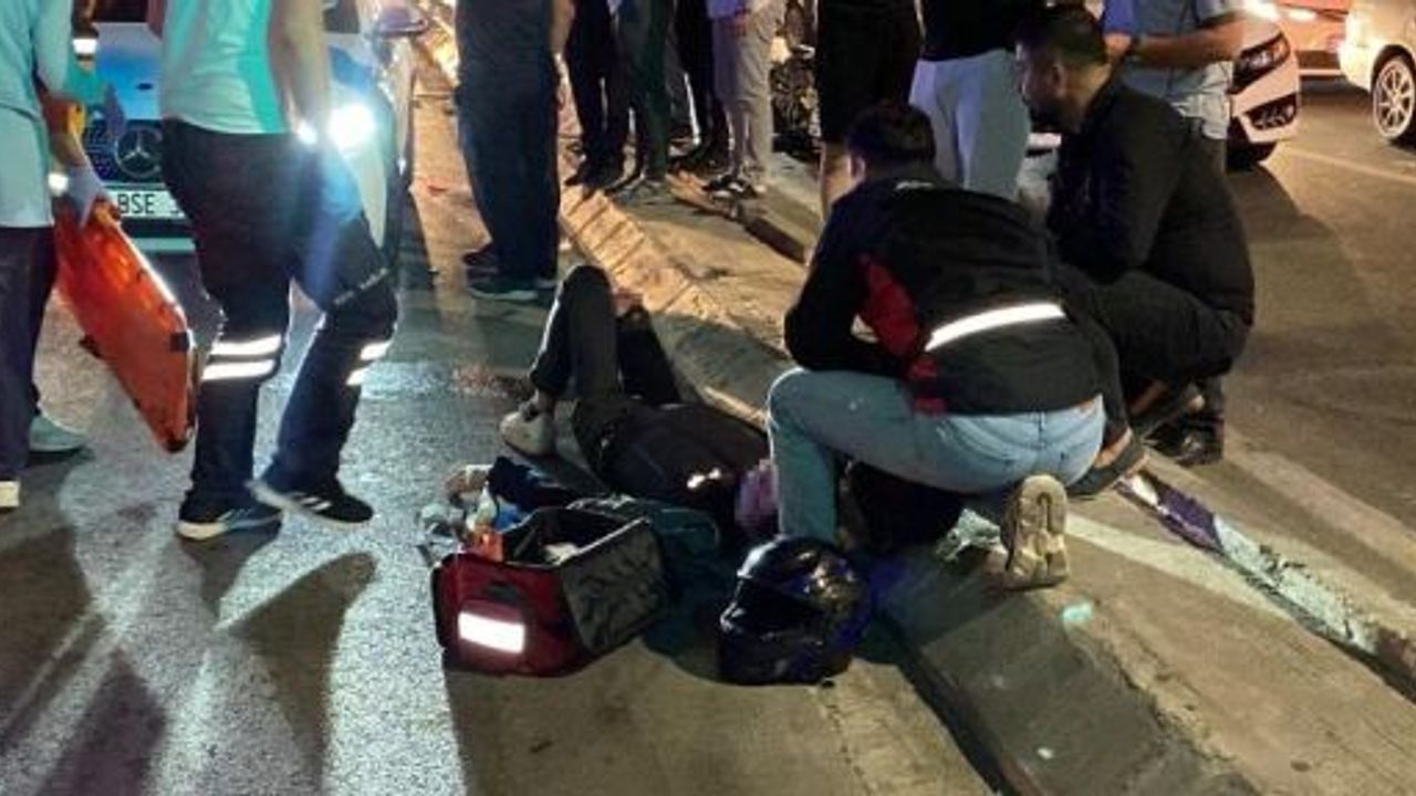 MOTOSİKLET, KIRMIZI IŞIKTA BEKLEYEN OTOMOBİLE ARKADAN ÇARPTI: 2 YARALI