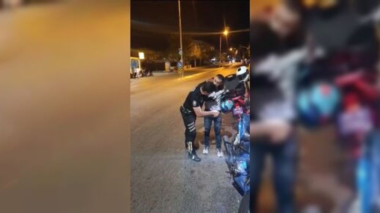 Polisten Motosiklet Sürücüsüne "Sesli" Ders