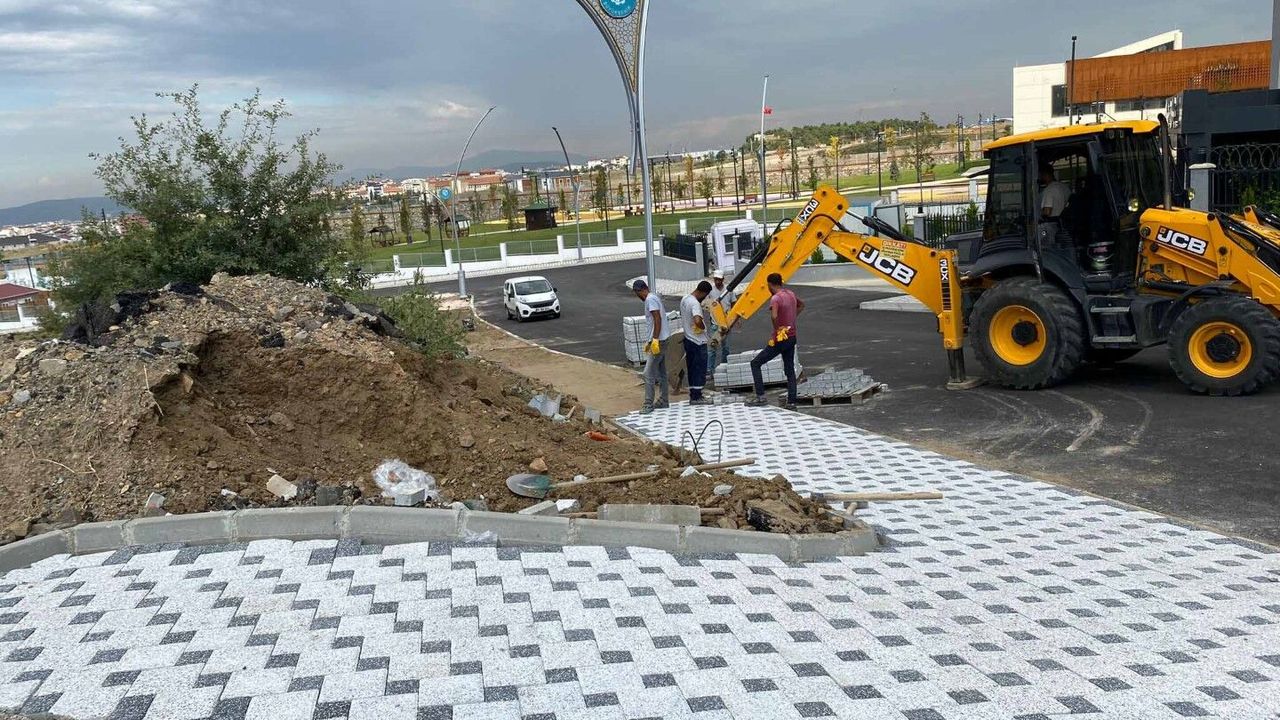 Çayırova Millet Bahçesine Çevre Yolu Ve Aydınlatma