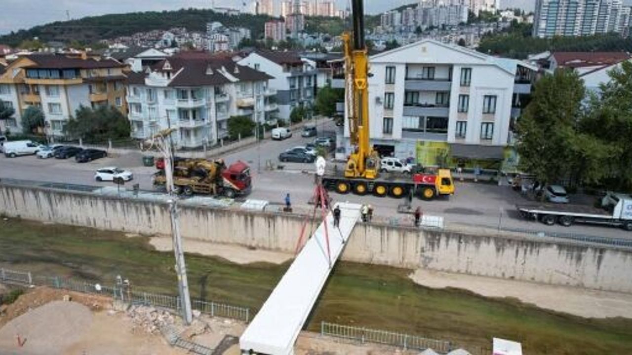    Yahya Kaptan’a Yapılan Yaya Köprüsü Hız Kazandı