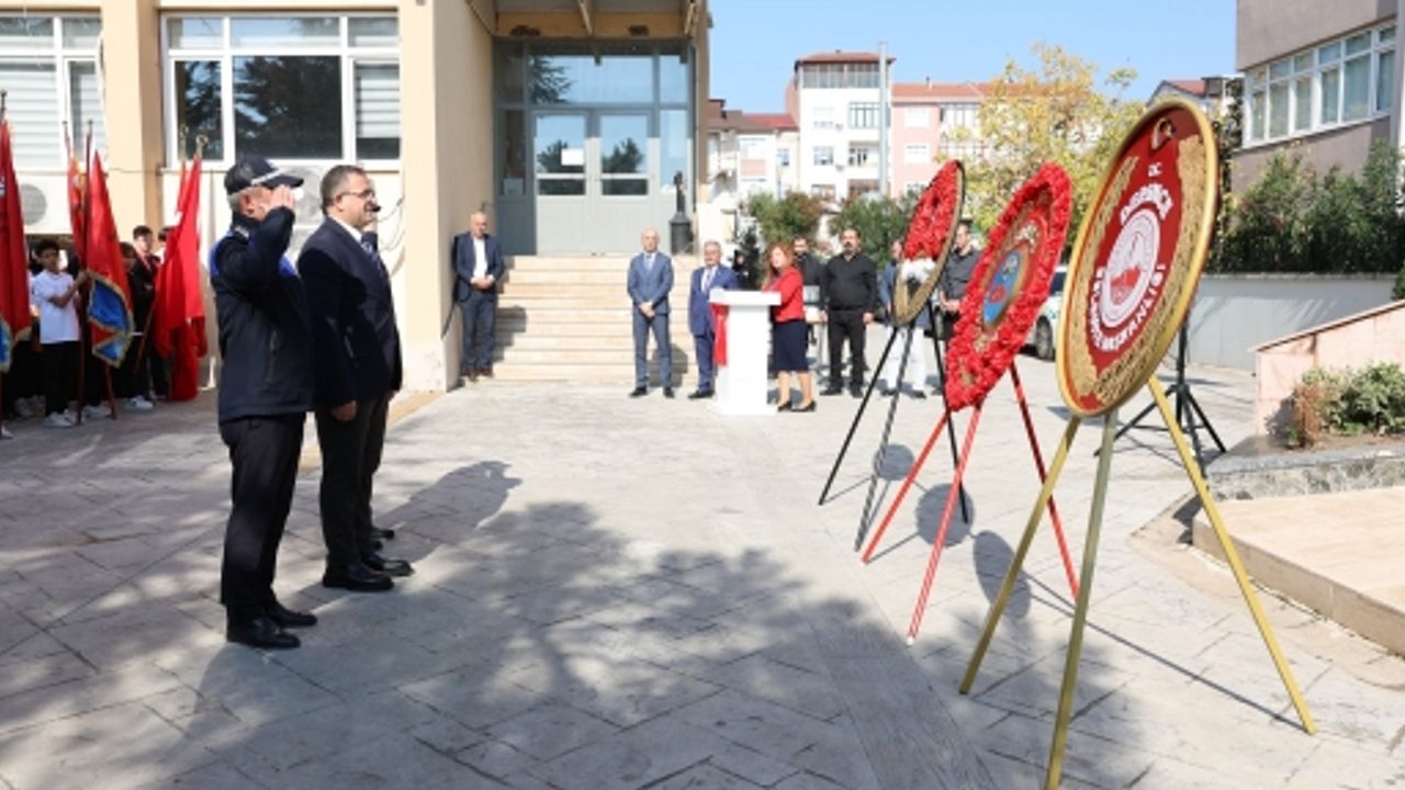 Derince’de Çelenk Sunma Töreni Düzenlendi