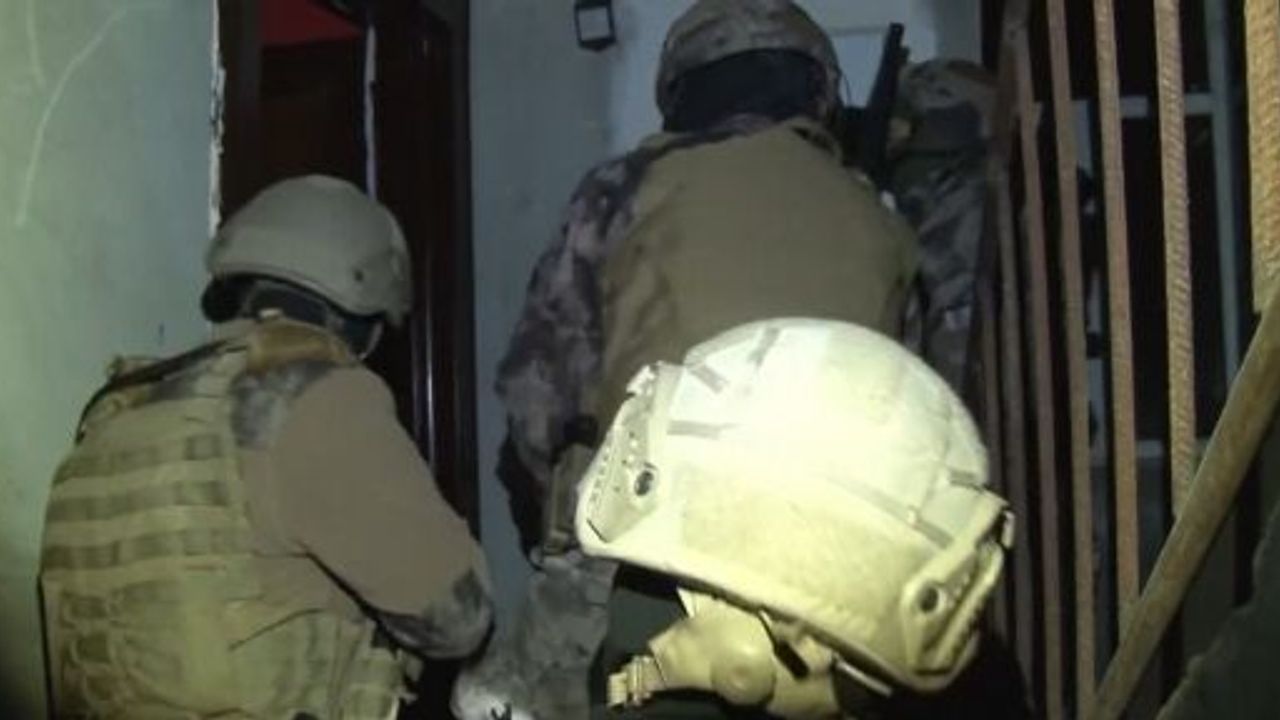 KAÇAK GÖÇMENLER İÇİN 'ŞOK EVLER' TUTTULAR, POLİSİ GÖRÜNCE 'ŞOK OLDULAR'