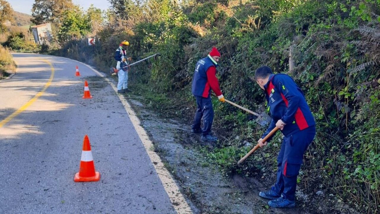 Büyükşehir, Gölcük’te Su Kanallarını Temizliyor