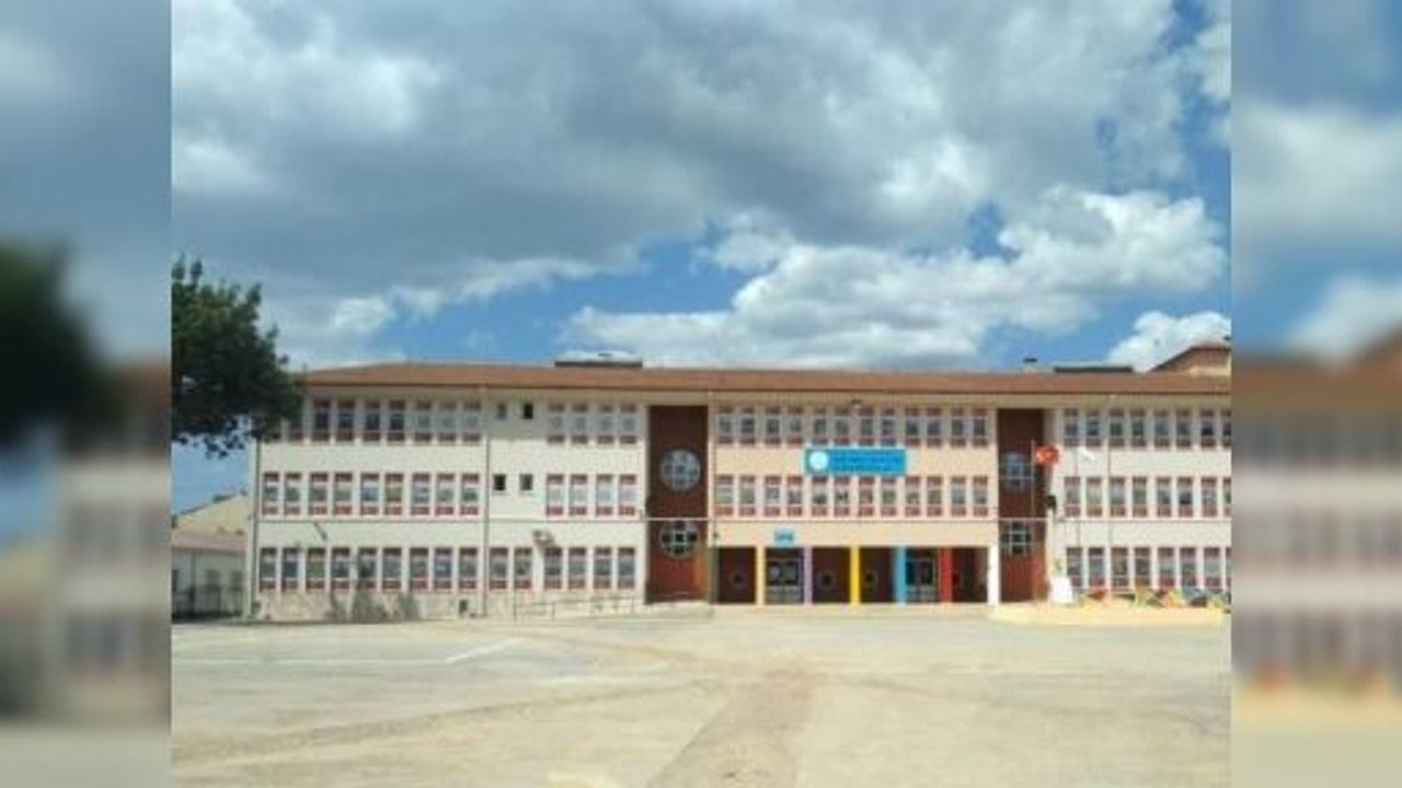 2 GÜNDÜR BAŞI AĞRIYAN ÖĞRETMEN OKULDA BEYİN KANAMASI GEÇİRDİ