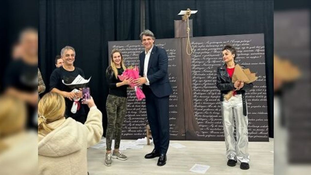 “Başka Sen Yok Ki” Kartepe’de Ayakta Alkışlandı