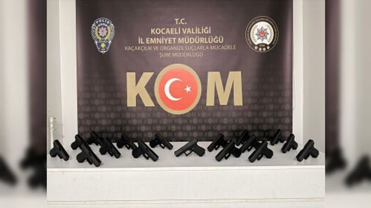 ARAÇTA ZULALANMIŞ 17 TABANCA ELE GEÇİRİLDİ, 6 ŞÜPHELİ TUTUKLANDI