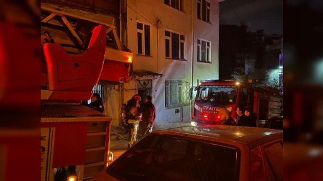  İzmit'te 4 Katlı Binada Çıkan Yangında 2 Kişi Dumandan Etkilendi