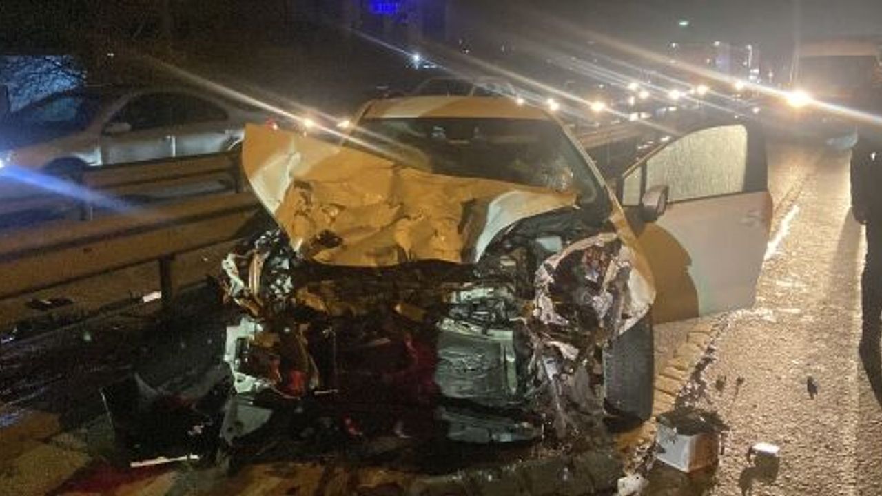 Tır, Otomobil İle Kamyonete Çarptı: 4 Yaralı