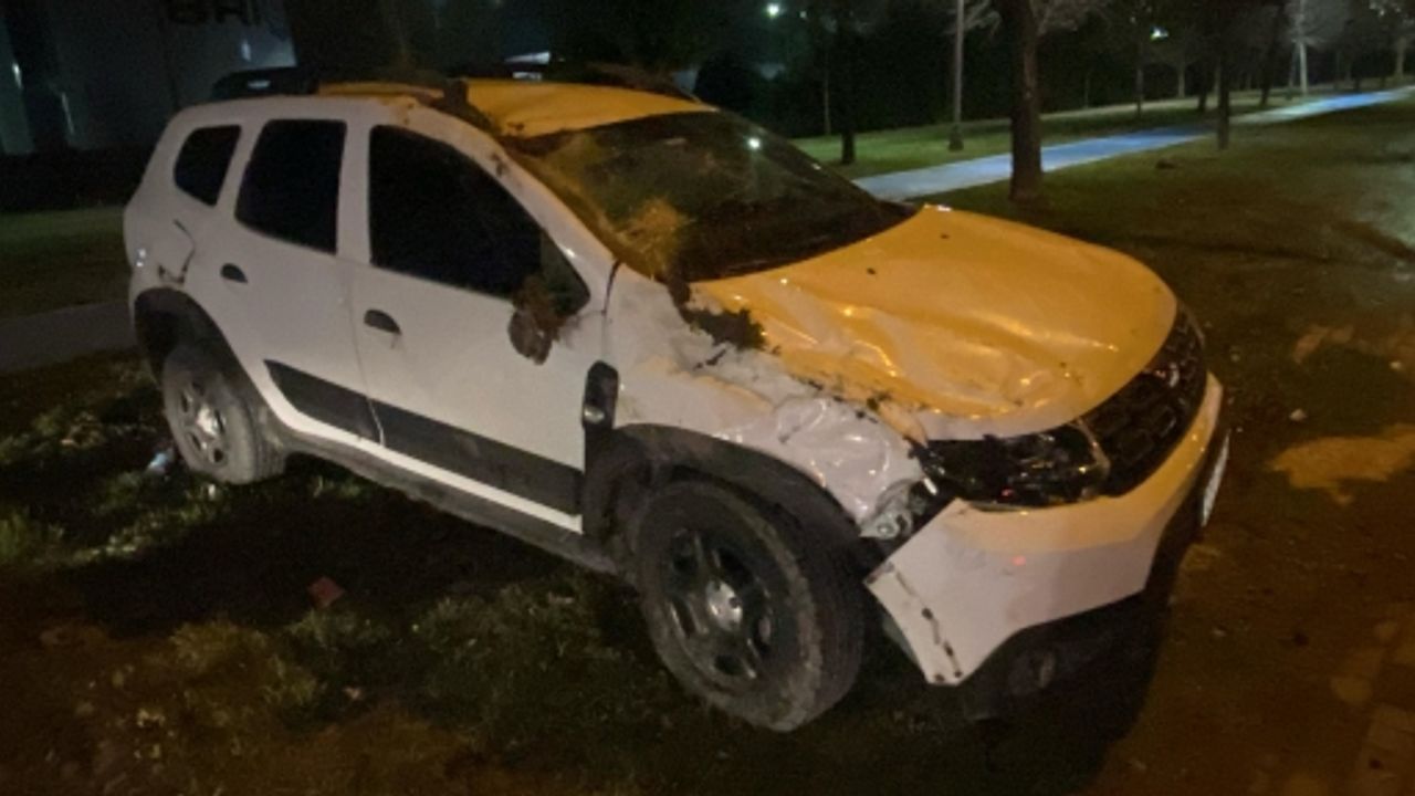 HAFİF TİCARİ ARAÇ İLE ÇARPIŞAN OTOMOBİL TAKLA ATTI: 1 YARALI