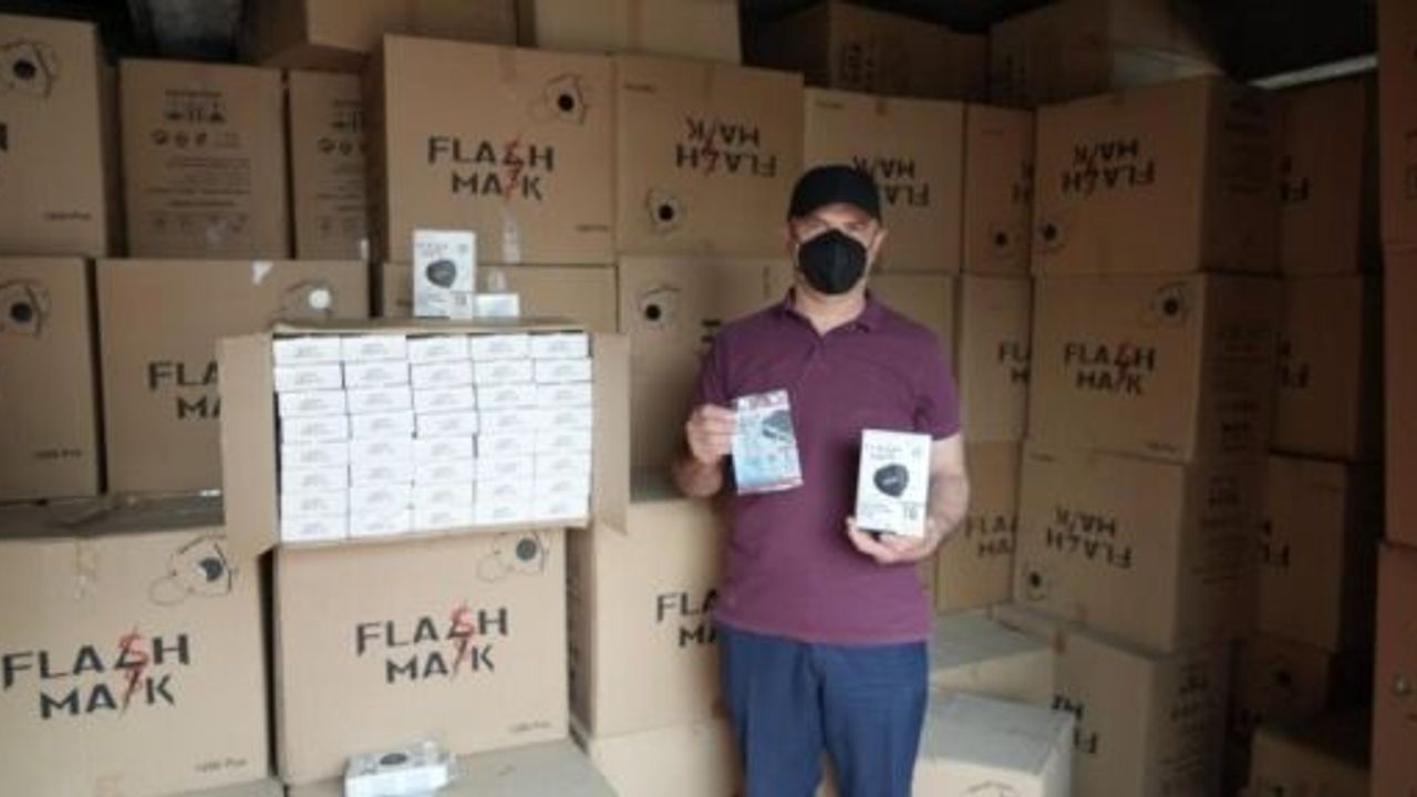 Bir Ev Dolusu Maskeyle Baş Başa Kaldı, Ne Yapacağını Bilmiyor