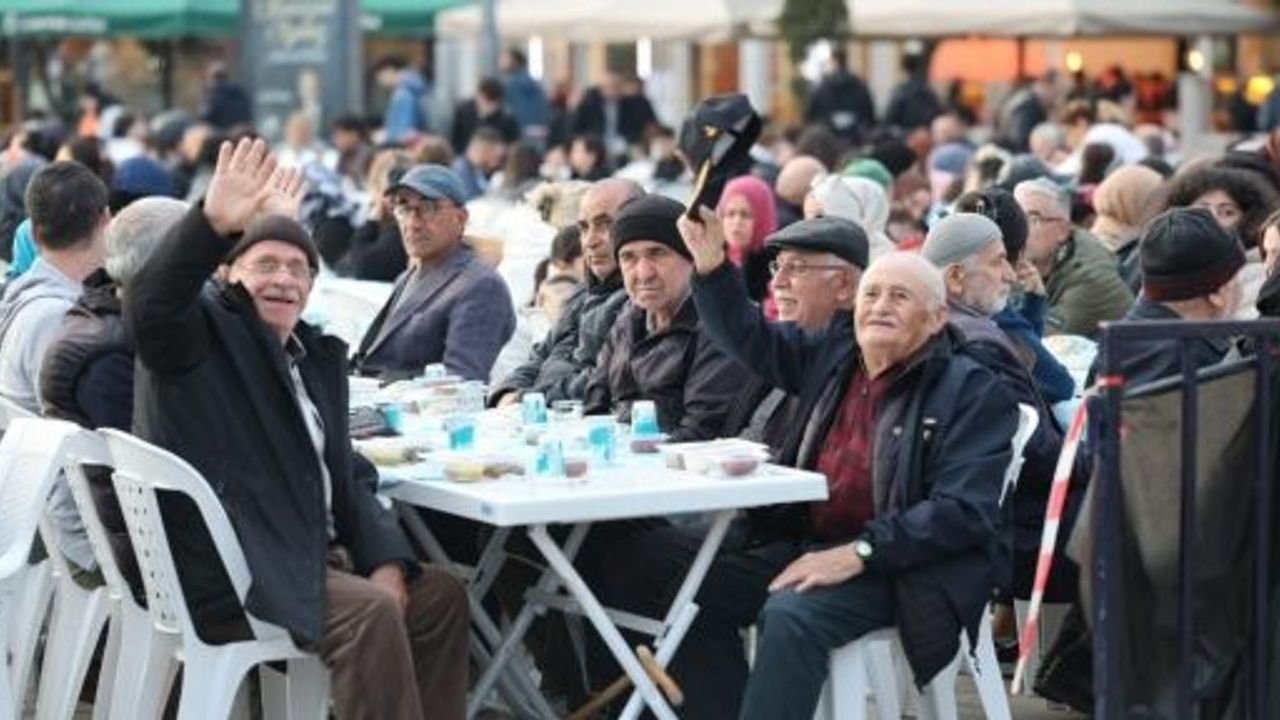 Büyükşehir’in İftar Sofrası Gönülleri Buluşturuyor