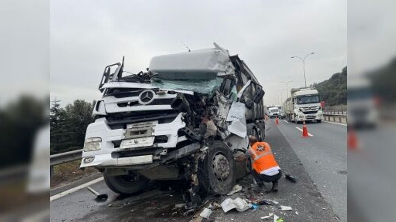 DÖRT ARACIN KARIŞTI ZİNCİRLEME KAZADA KAĞIT GİBİ EZİLEN KABİNDEN SAĞ ÇIKTI