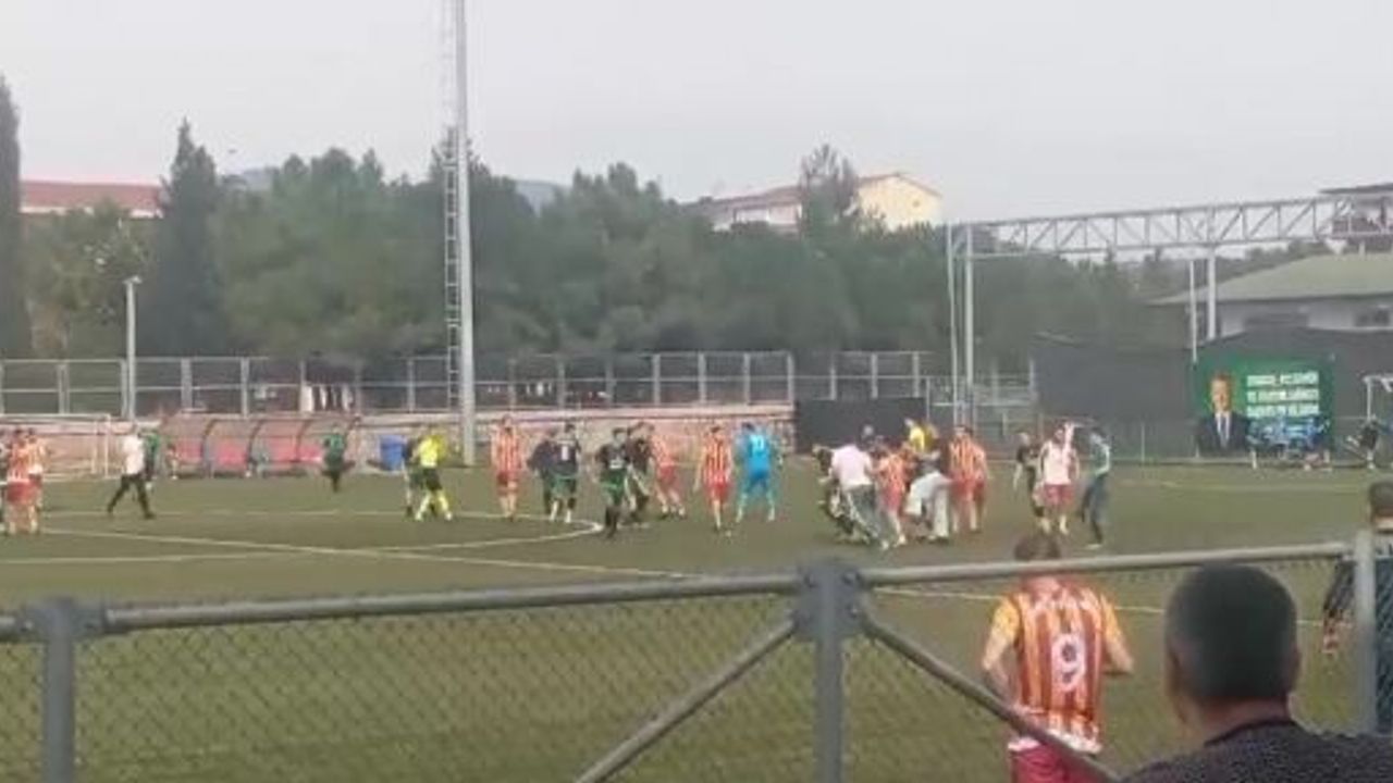 FUTBOL SAHASI SAVAŞ ALANINA DÖNDÜ: TEKMELER HAVADA UÇUŞTU