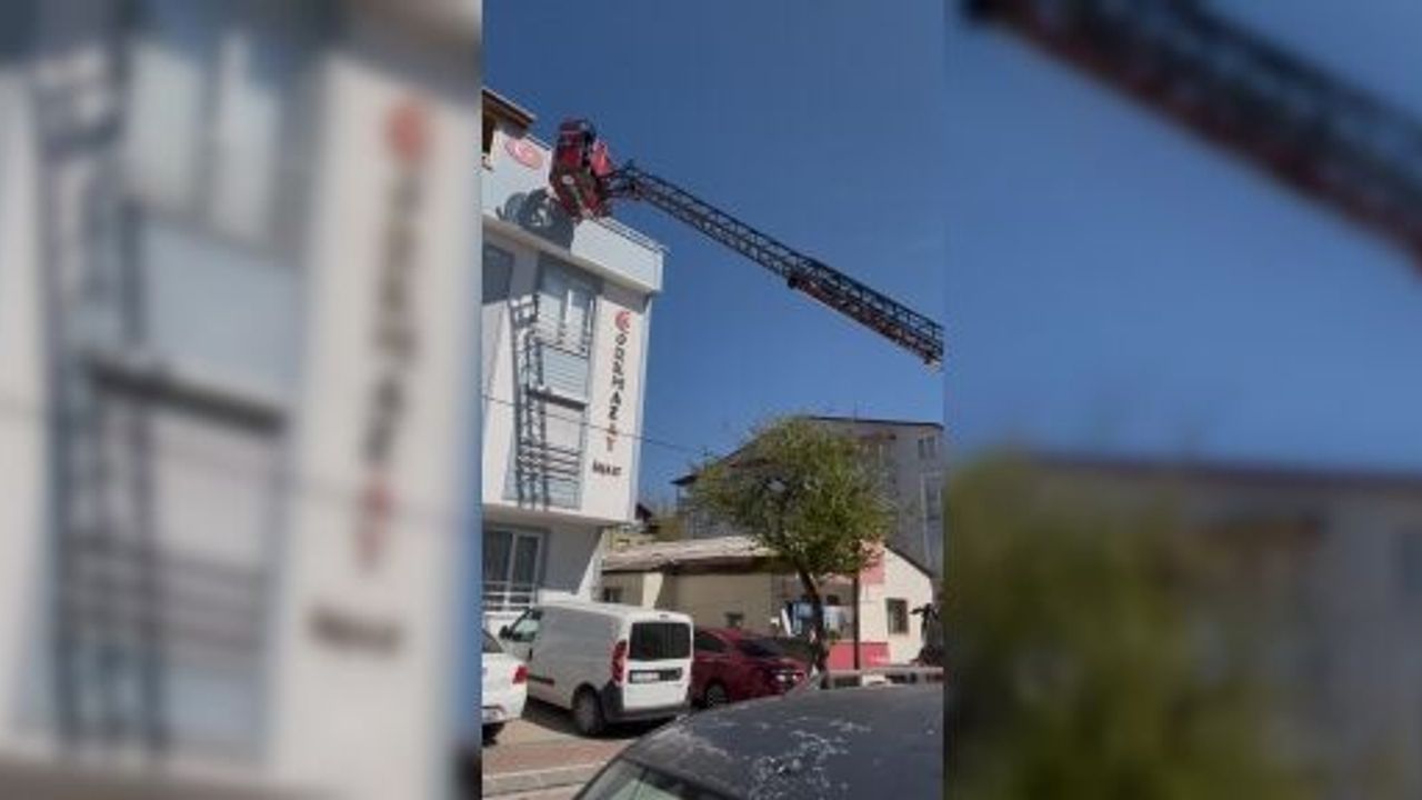 Kaplama Yapmak İçin Çıktığı Çatıda Mahsur Kaldı