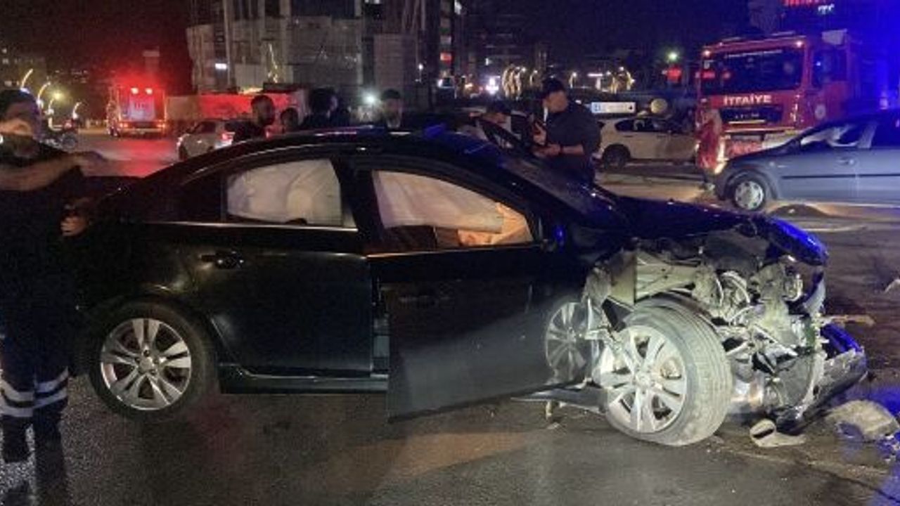 OTOMOBİL, ÖZEL HALK OTOBÜSÜNE ÇARPTI: 3 YARALI