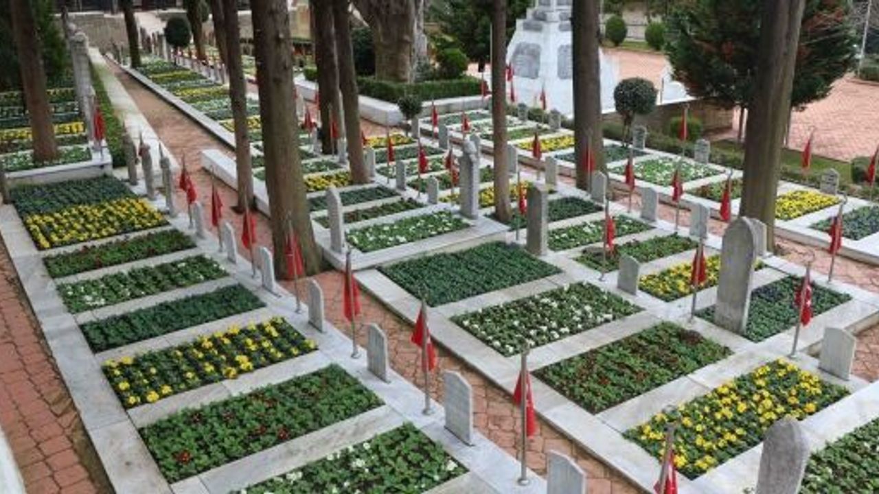 Şehitlikler, “18 Mart Çanakkale Zaferi” İçin Hazırlandı