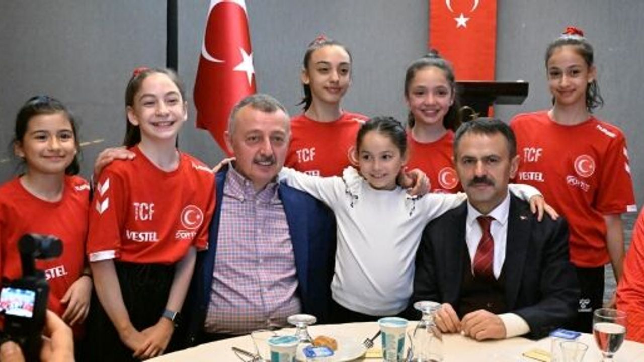 Vali Aktaş ve Başkan Tahir Büyükakın, Milli Sporcularla Birlikte İftar Yaptı