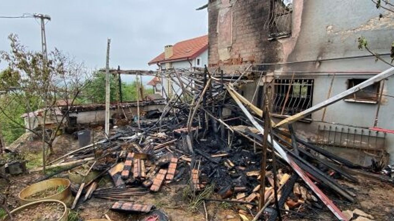 CENAZEYE GİDEN AİLENİN EVİ ALEVLERE TESLİM OLDU