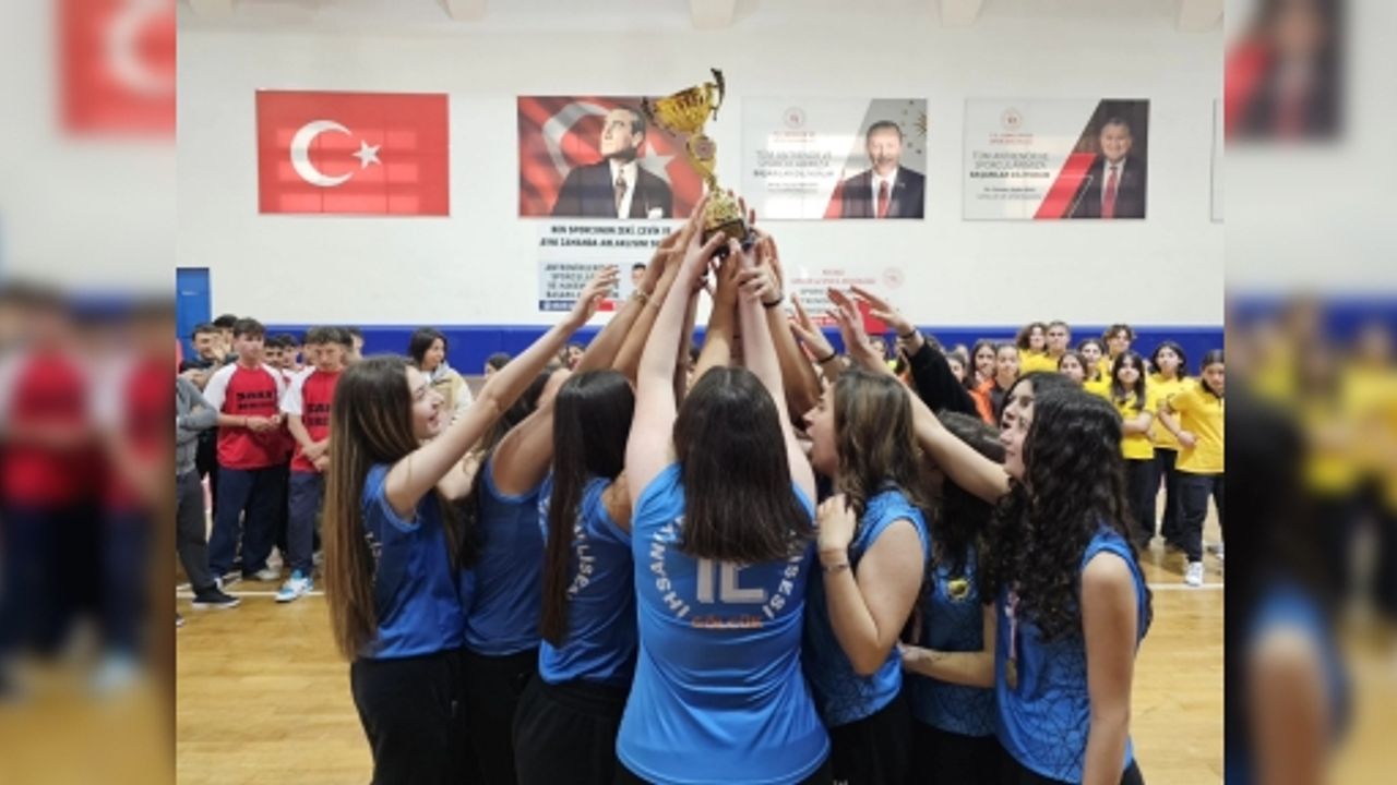 Gölcük'te Okullar Arası Turnuvada Dereceye Girenler Ödüllendirildi