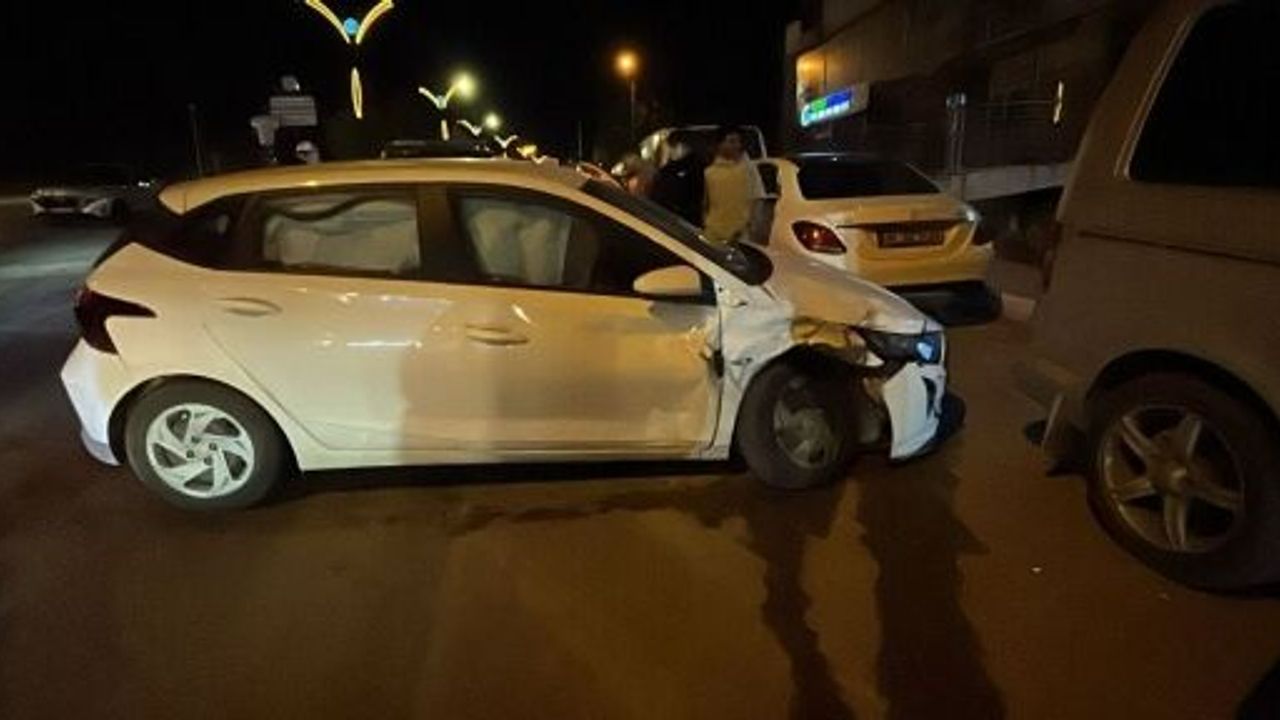 KAVŞAKTA İKİ OTOMOBİL ÇARPIŞTI: 2 YARALI