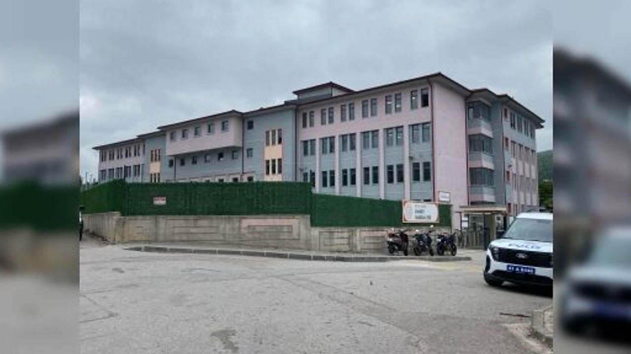 KOCAELİ'DE OKULUN 4'ÜNCÜ KATINDAN DÜŞEN LİSELİ AĞIR YARALANDI