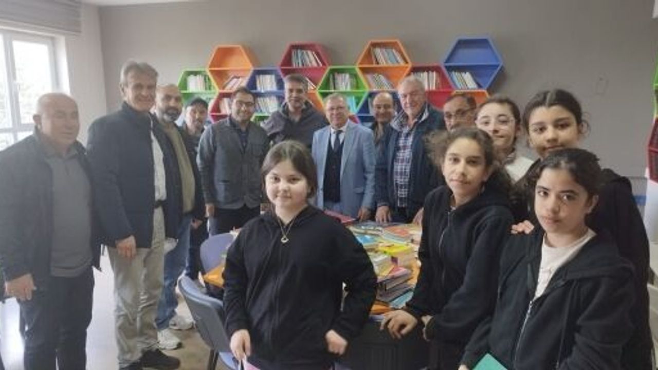 Kocaeli Kent Konseyi Emekli Meclisi'nden Anlamlı Kitap Bağışı