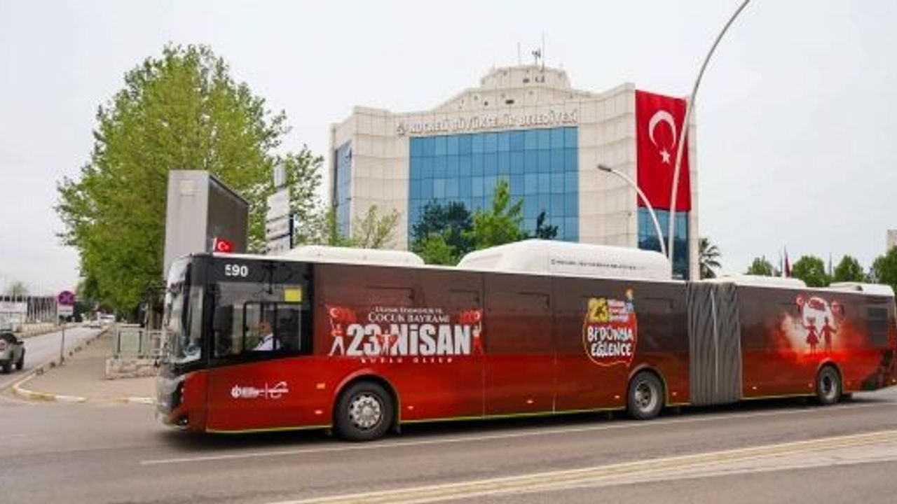Otobüs ve Tramvaylar 23 Nisan’a Özel Giydirildi