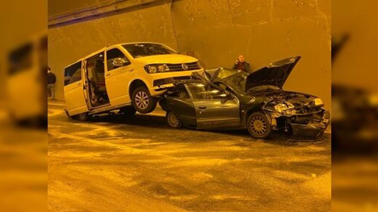 TEM'DE 8 ARAÇ ZİNCİRLEME KAZAYA KARIŞTI: 8 YARALI