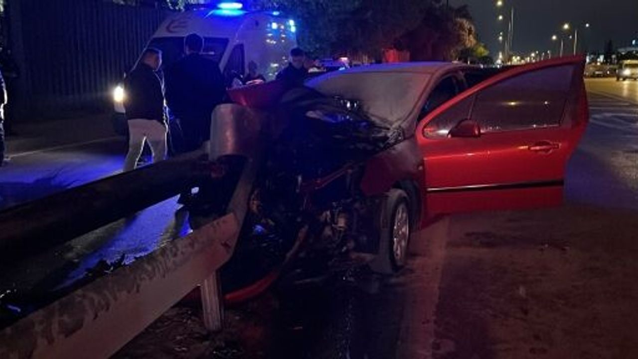 YANAN OTOMOBİLDE SIKIŞAN SÜRÜCÜYÜ İTFAİYE KURTARDI